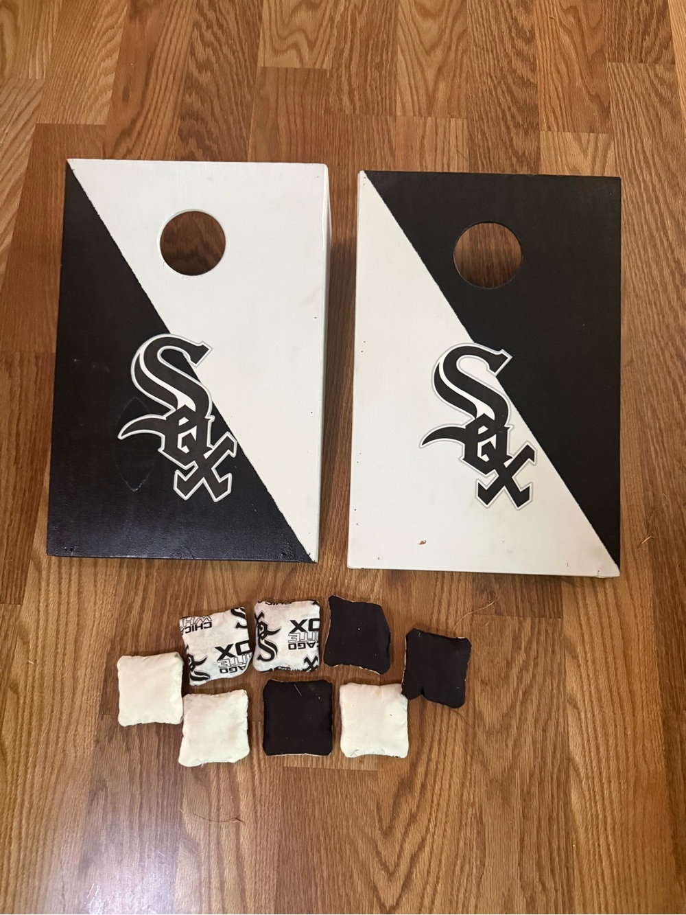 Chicago White Sox mini cornhole Boards with Matching Bags